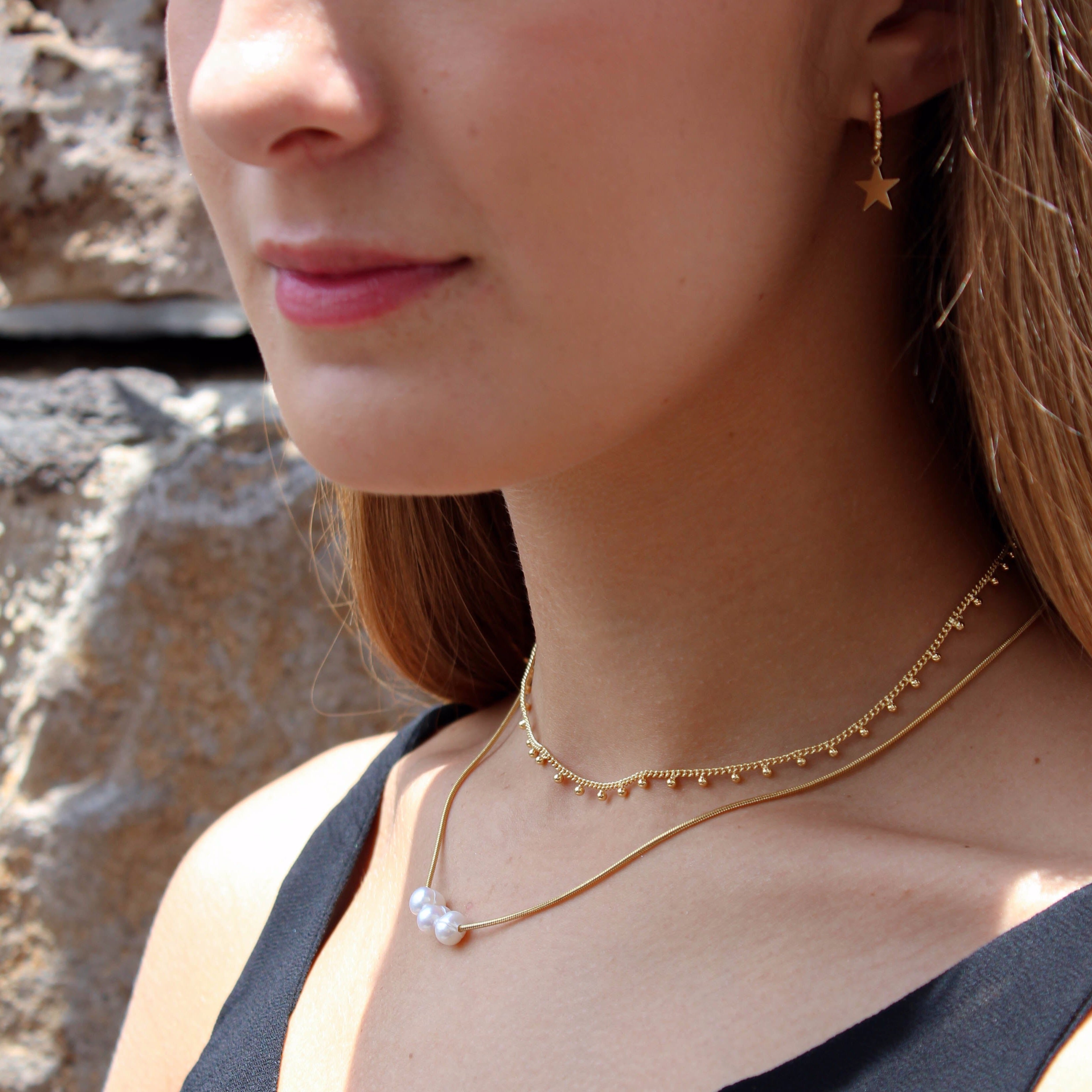 Collar dorado con tres perlas juntas