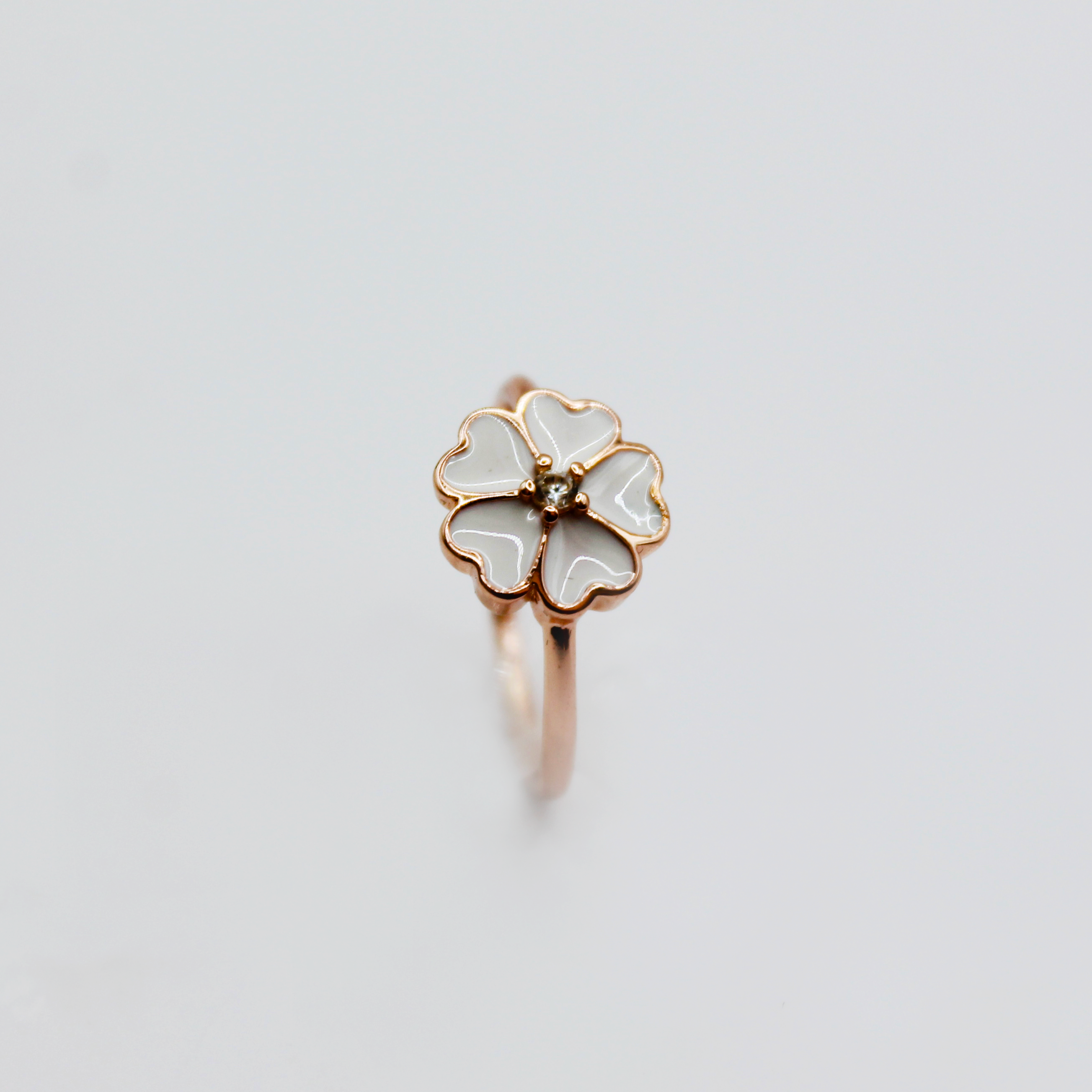 Flor blanca con rose gold